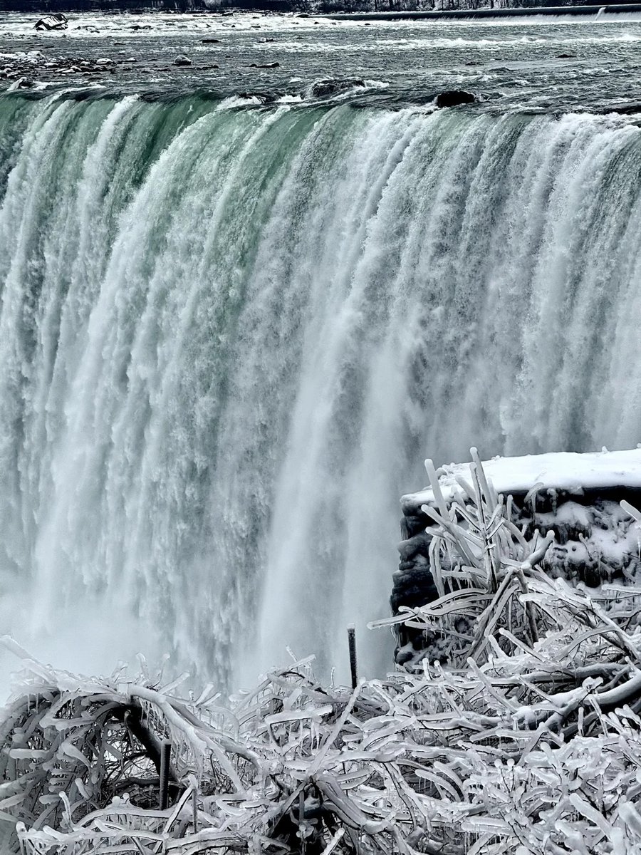 LittlePanda152's tweet photo. Chasing waterfalls and winter dreams ❄️💙 https://t.co/WlsMMIXUnj