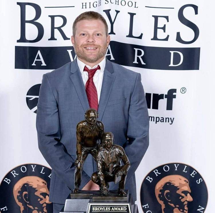 grove_athletics's tweet photo. Welcome to Ridgerunner Nation, Coach Keenom! We're excited to announce Ryan Keenom as our Head Football Coach! With 13 years of successful coaching experience, including 2State championships as DC. He brings leadership, passion, and commitment to excellence to Grove Football. https://t.co/k6FPeClMAw