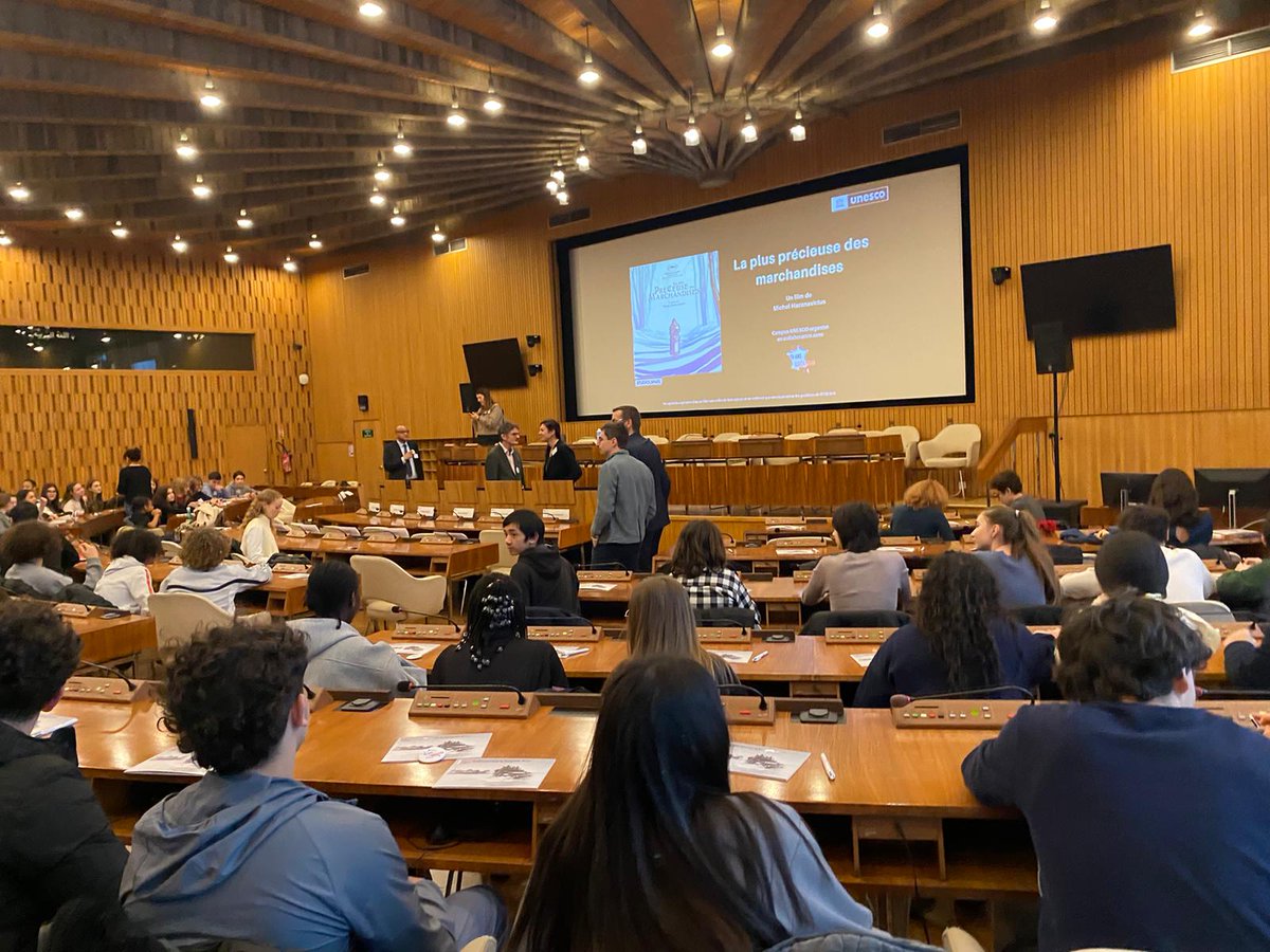 Nos élèves de 3emes ont eu l'honneur de participer à un événement exceptionnel à l'UNESCO, en commémoration des 80 ans de la Libération du camp d'Auschwitz-Birkenau. 
Nous remercions sincèrement <a href="/UNESCO_fr/">UNESCO en français</a> <a href="/acversailles/">Académie de Versailles</a> et <a href="/Mission80ans/">Mission Libération</a>