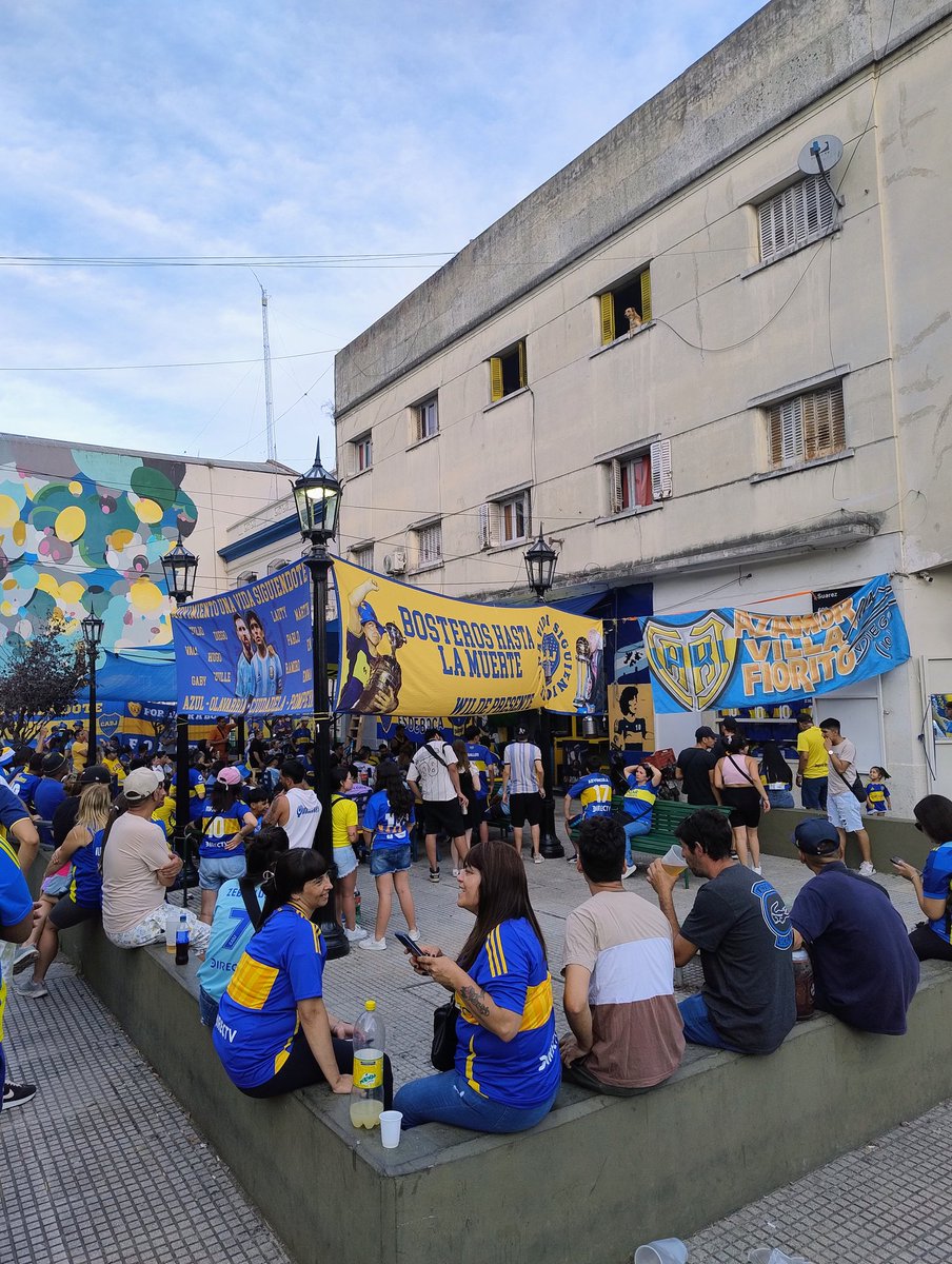 Bocanuncaduerme's tweet photo. Arrancó está hermosa locura qué estás esperando Suárez 696 la sede de los bosteros @BocaJrsOficial @unavidasiguiendote @todosobreJRR10 
#soybostero #socios #inchada #boca https://t.co/WJSfqWEmqR