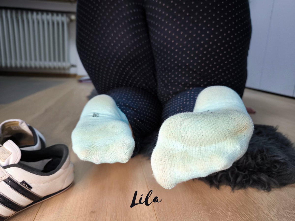 Lass ein Herz 💜 da du Lappen, da du schon keins hast, kannst du dich wenigstens so nützlich machen. 🖕🏻

#feetlover #feet #footfetish #göttin #loser #goddess #zahlschwein #socks #feetfetish #sockslover #socken #smellysocks #socksgirl #footprint #fuss #smelly