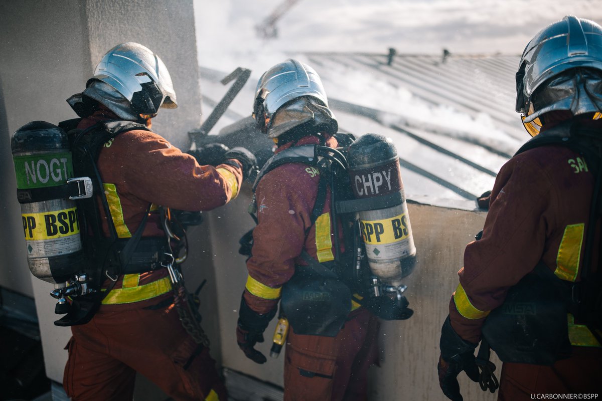 PompiersParis's tweet photo. [🚨#Intervention] Hier, à 12h50, les sapeurs-pompiers de Paris sont intervenus pour un feu de toiture, à Champigny-sur-Marne (94).

🔥 Situé au 5e étage d'un immeuble en construction, l'incendie a été maîtrisé avec 3 lances dont une diphasique.

📸Retour en images. https://t.co/qciPPlCMWg