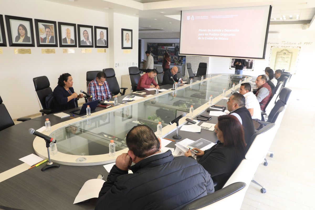 evelyn_parraA's tweet photo. ¡Compromiso con nuestros Pueblos Originarios! 🌎✨

Hoy en la Venustiano Carranza tuvimos una importante mesa de trabajo junto con SEPI, sobre Planes de Justicia y Desarrollo para los Pueblos Originarios de la Ciudad de México. En este espacio, dialogamos y establecimos un proceso metodológico claro que permitirá mejorar la ejecución de los planes de justicia para nuestras comunidades originarias.

💡 ¿Qué significa esto?
Es un paso crucial para garantizar que cada acción, programa y recurso destinado a nuestros pueblos originarios sea implementado de manera eficiente, con base en sus necesidades reales y respetando su cultura e identidad.

👥 Este esfuerzo refleja nuestro compromiso con un desarrollo inclusivo, participativo y enfocado en construir una Ciudad de México donde la justicia social sea una realidad para todas y todos.

#VenustianoCarranza #PueblosOriginarios #JusticiaYDesarrollo #TransformandoConResultados