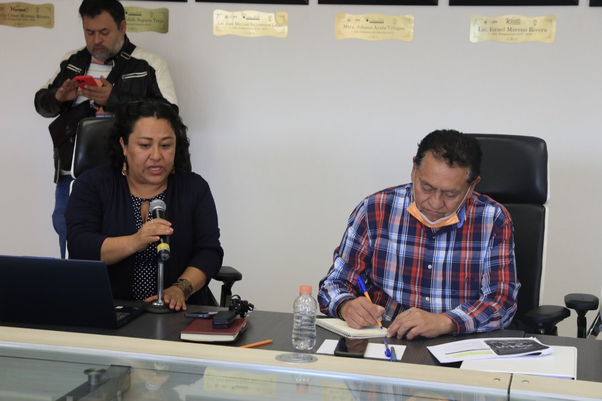 evelyn_parraA's tweet photo. ¡Compromiso con nuestros Pueblos Originarios! 🌎✨

Hoy en la Venustiano Carranza tuvimos una importante mesa de trabajo junto con SEPI, sobre Planes de Justicia y Desarrollo para los Pueblos Originarios de la Ciudad de México. En este espacio, dialogamos y establecimos un proceso metodológico claro que permitirá mejorar la ejecución de los planes de justicia para nuestras comunidades originarias.

💡 ¿Qué significa esto?
Es un paso crucial para garantizar que cada acción, programa y recurso destinado a nuestros pueblos originarios sea implementado de manera eficiente, con base en sus necesidades reales y respetando su cultura e identidad.

👥 Este esfuerzo refleja nuestro compromiso con un desarrollo inclusivo, participativo y enfocado en construir una Ciudad de México donde la justicia social sea una realidad para todas y todos.

#VenustianoCarranza #PueblosOriginarios #JusticiaYDesarrollo #TransformandoConResultados