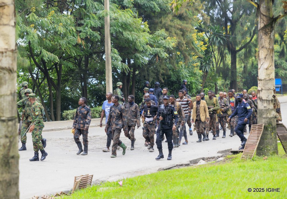 KabandaJpaul1's tweet photo. @YvesBuya1 oui t’as raison, voici les m forces spéciales rdais  capturées par les fardc 😜 , seulement les idiots peuvent te croire . Imbecille que tu es https://t.co/P7SoaqaRVG