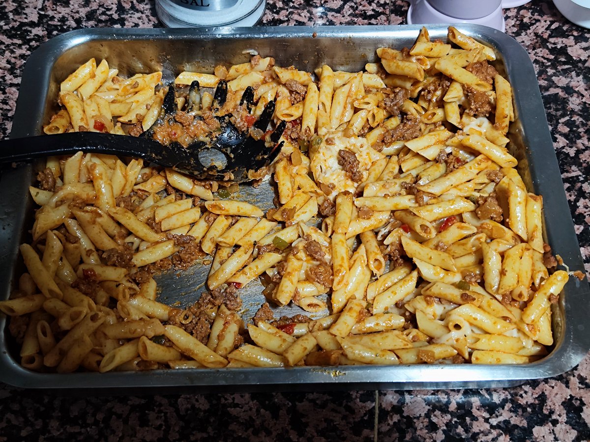 E_Souls27's tweet photo. He hecho pasta al horno y se han jalado casi 1 kilo en 10 minutos 😂
#chefprofesional https://t.co/5A6rC2YJHs