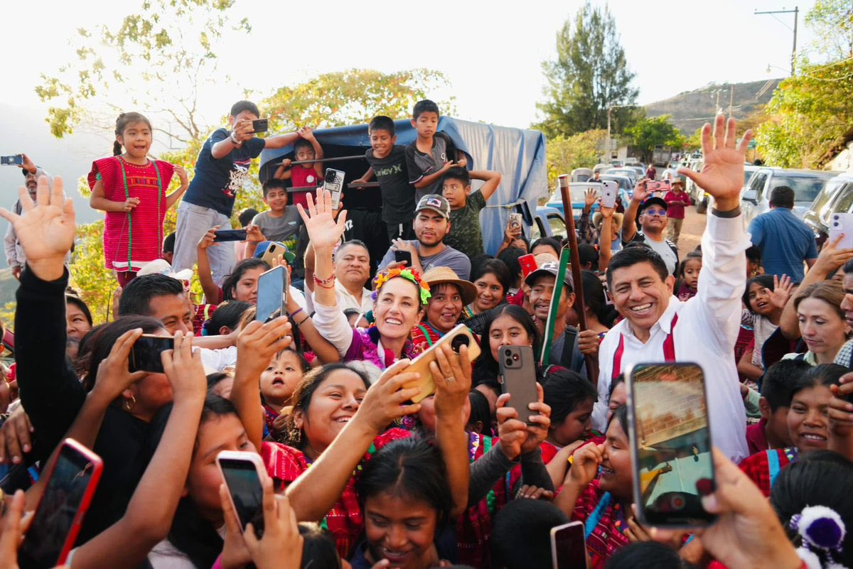 MonitorOaxaca's tweet photo. Oaxaqueños se vuelcan en agradecimientos a @Claudiashein y @salomonj 

La diputada federal @miriamvr7 mencionó los buenas noticias que anunció la presidenta @Claudiashein  para Oaxaca. https://t.co/YfGC0LeuyA https://t.co/XJgNTT4mYY