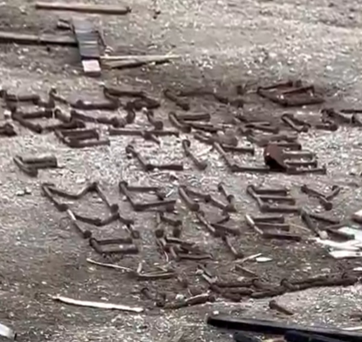 mralimurtaza's tweet photo. A curious visitor uncovered the truth behind LA's viral 'HELP' sign: it was created by a homeless man, with a symbol of money, as a heartfelt plea for aid. 💔🏙️ A powerful reminder to open our eyes and hearts. 🌟 #HELPsign #HomelessnessAwareness #LosAngeles https://t.co/7LS3pIsDe9