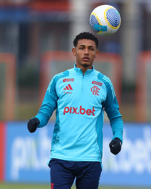 UniversoRN_1895's tweet photo. 🔴⚫| Caso o zagueiro Vitão, do Internacional, não seja contratado, o Flamengo não buscará outro zagueiro nessa janela de transferências. 

O motivo é que a comissão técnica tem gostado bastante do zagueiro João Victor, jovem de 18 anos e promessa do clube.

📰 Venê Casagrande https://t.co/r8aa95E99Y