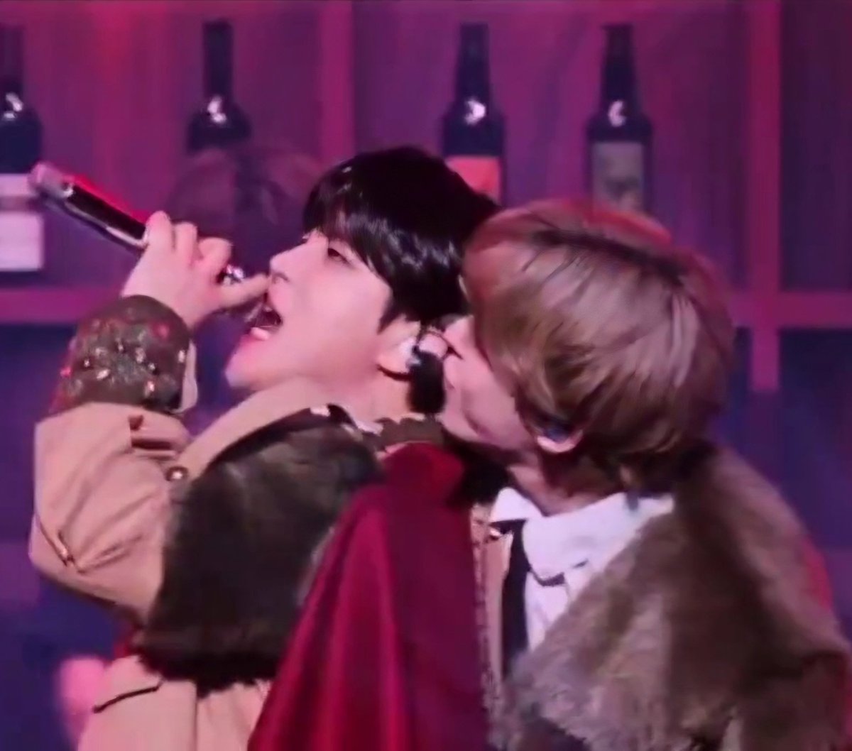 2hoCrumbs's tweet image. 250127 | TOWARDS THE LIGHT: WILL TO POWER | LONDON DAY 1

Hello??! My ARRIBA 2ho HUG!!! 😭😭😭 

#윤호 #종호 #투호 #에이티즈 #YUNHO #JONGHO #2HO #ATEEZ @ATEEZofficial #ATEEZinLondon #TowardsTheLight #Will_To_Power