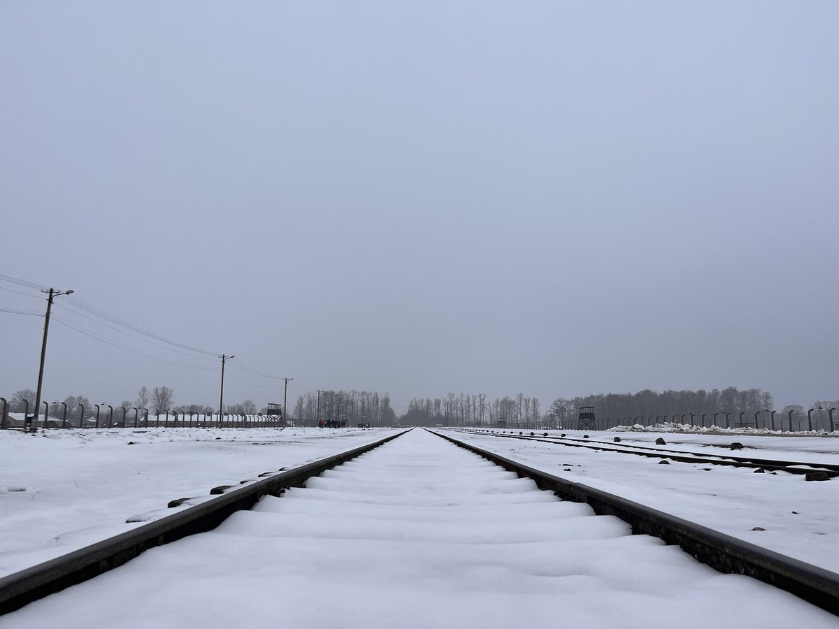 Def_Adjudant1's tweet photo. Vandaag werden de slachtoffers van de Holocaust herdacht. Laten we stilstaan bij hun verhalen, nu het nog kan. Herinneren zou ons moeten verbinden om morgen samen te beschermen wat ons dierbaar is : vrijheid. #freedomisnotforfree https://t.co/3aGu8xVHcV