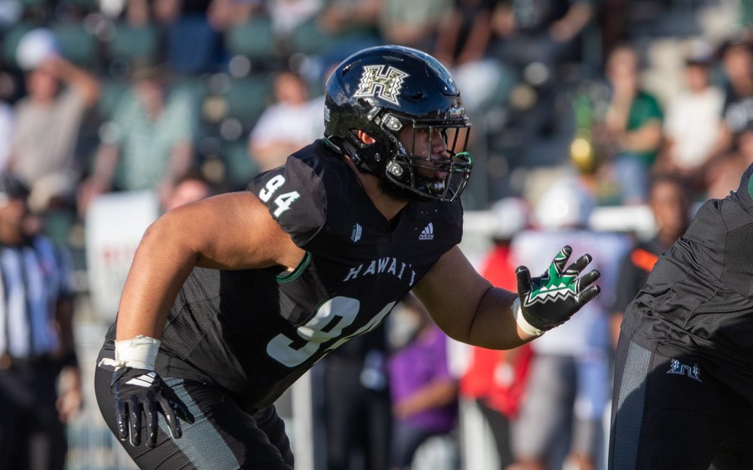 Jeff_Reinebold's tweet photo. HAU OLI LA HANAU TO SALT LAKE CITY UTAH'S OWN ALVIN PUEFUA! THIS 6'4" 330 SON OF SAMOA HAS A HUGE UPSIDE AND AS A TRUE FRESHMAN WAS ABLE TO GET ON THE FIELD FOR US!  LOOK FORWARD TO WATCHING GROW AS A PLAYER AND A MAN ⁦@HawaiiFootball⁩        #BRADDAHHOOD https://t.co/yudq1nibqH