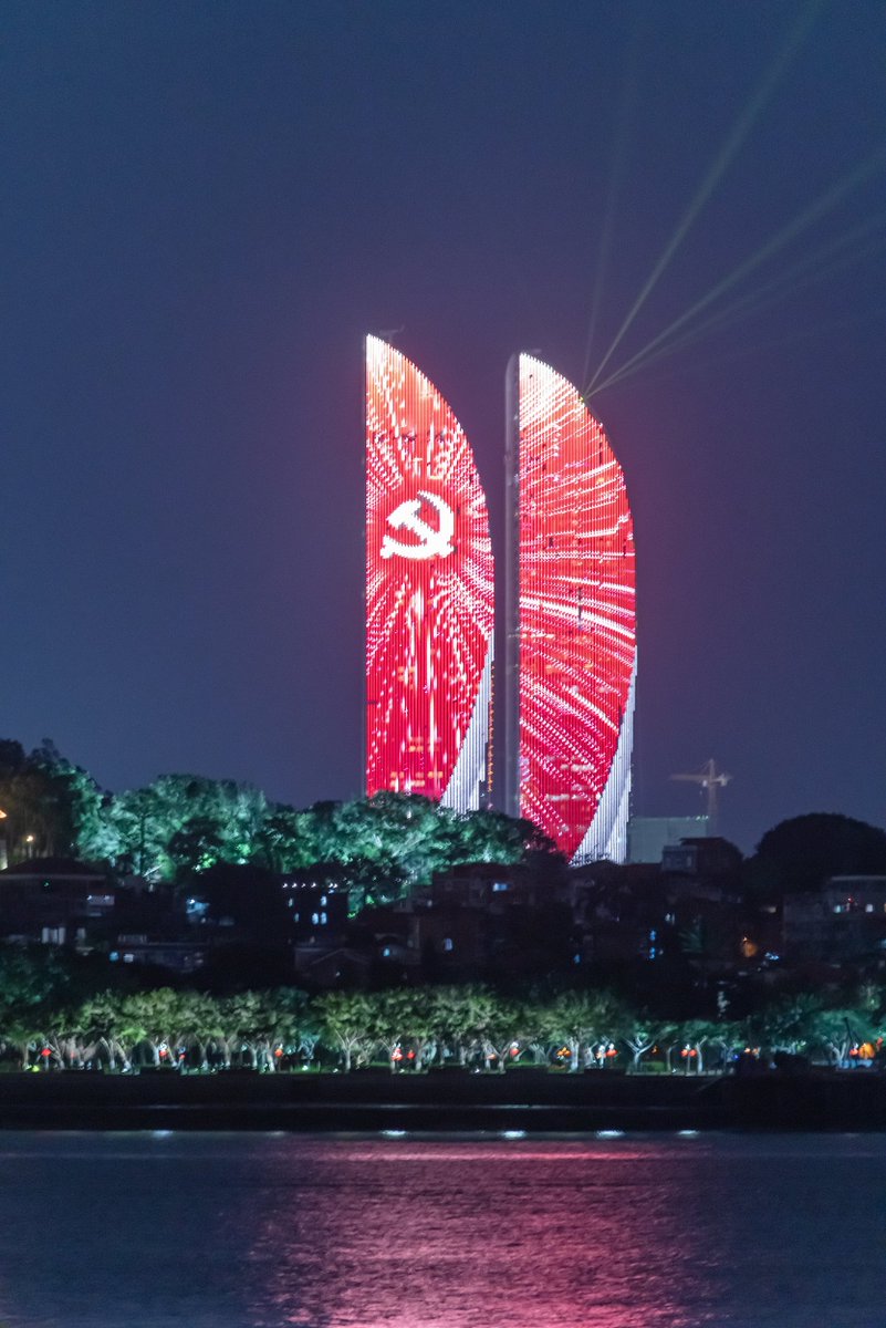 ComunistaOpres4's tweet photo. COMO É BOM O SOCIALISMO

🇺🇸 OpenAI:
-10 anos
-4,500 empregados 
-$6.6 bilhões usados

🇨🇳DeepSeek
-Menos de 2 anos
-200 empregados
-Menos de $10 milhões usados

A China desenvolveu e abriu o código-fonte de um produto igual ou melhor e o distribuiu GRATUITAMENTE, matando a OpenAI https://t.co/hrcazd59kT