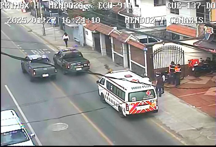 #ECU911Reporta| 🚨alerta de siniestro de tránsito, choque auto-motocicleta, en sector Hurtado De Mendoza-Paseo De Los Cañaris, Cuenca. 

🚑🚓 Desde el #ECU911 se coordinó la atención a 1️⃣ persona herida con <a href="/CRUZROJAZUAY/">CRUZ ROJA DEL AZUAY</a> y <a href="/emov_ep/">EMOV EP Cuenca</a>.

📷 #VideovigilanciaECU911