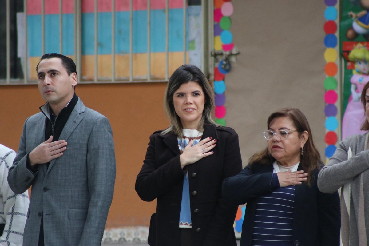 ClauCaballeroCh's tweet photo. Feliz de acompañar a nuestros alumnos y alumnas de la primaria Don Luis Elizondo en su inicio de semana y honores a la bandera 🏫🇲🇽 ¡A seguir preparándonos y estudiando mucho!
#ClauEnAcción #Distrito18 #SPGG #Lunes https://t.co/t3Fzk8Lxlb