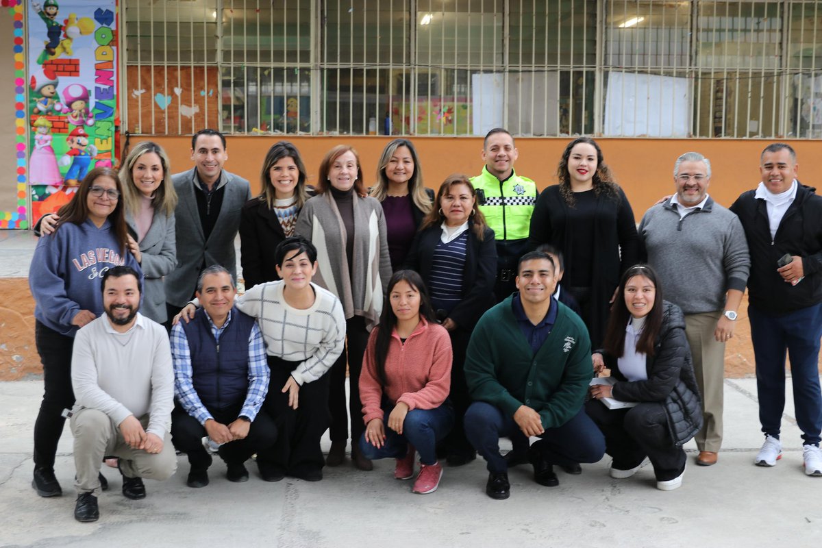 ClauCaballeroCh's tweet photo. Feliz de acompañar a nuestros alumnos y alumnas de la primaria Don Luis Elizondo en su inicio de semana y honores a la bandera 🏫🇲🇽 ¡A seguir preparándonos y estudiando mucho!
#ClauEnAcción #Distrito18 #SPGG #Lunes https://t.co/t3Fzk8Lxlb