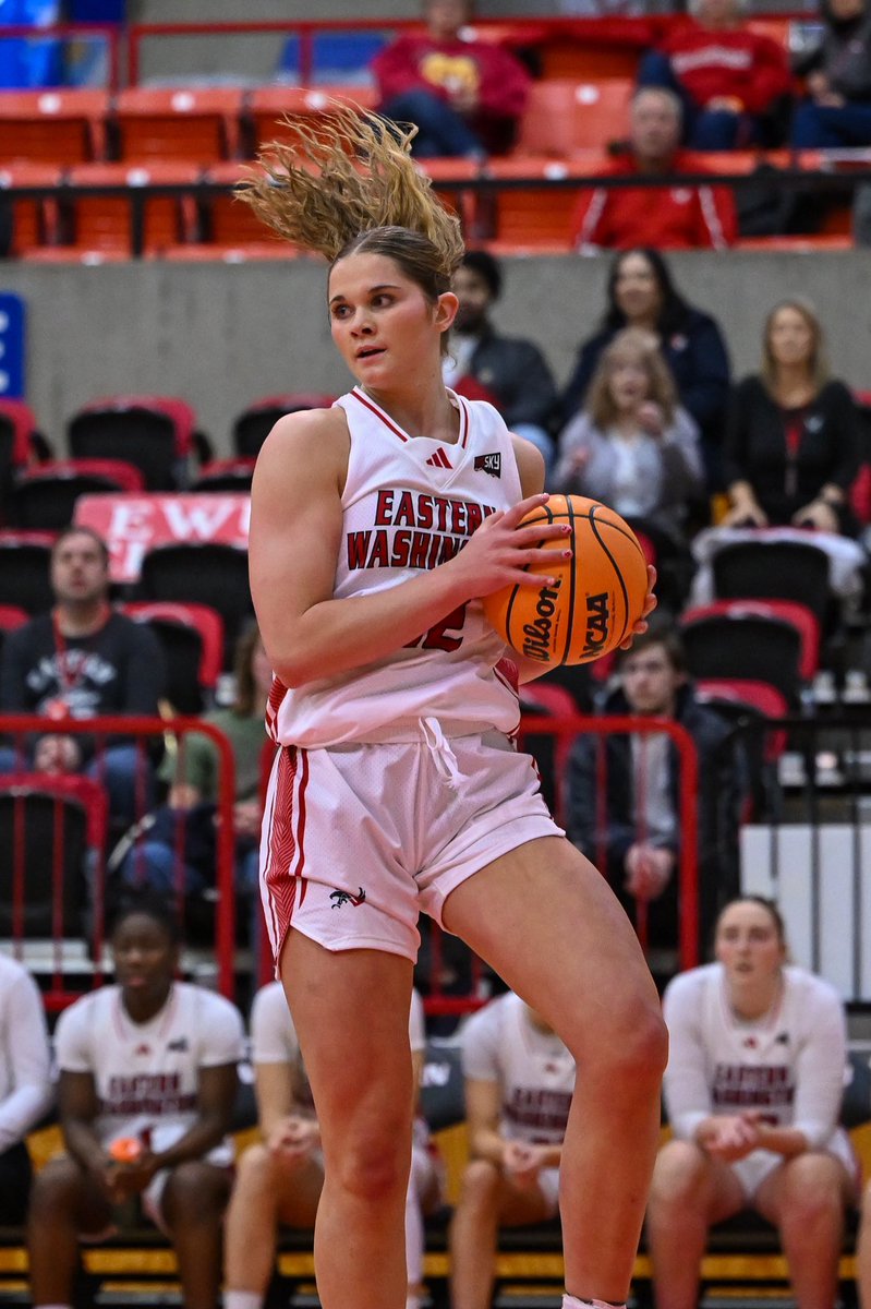 Kourtney Grossman’s last nine games:

- 7 double-doubles
- Averaging 14+ rebounds per game
- Five 14+ rebound games 
- Leads the Big Sky in Boards

Oh, and shes just a freshman 🔥

#ExperienceElevated