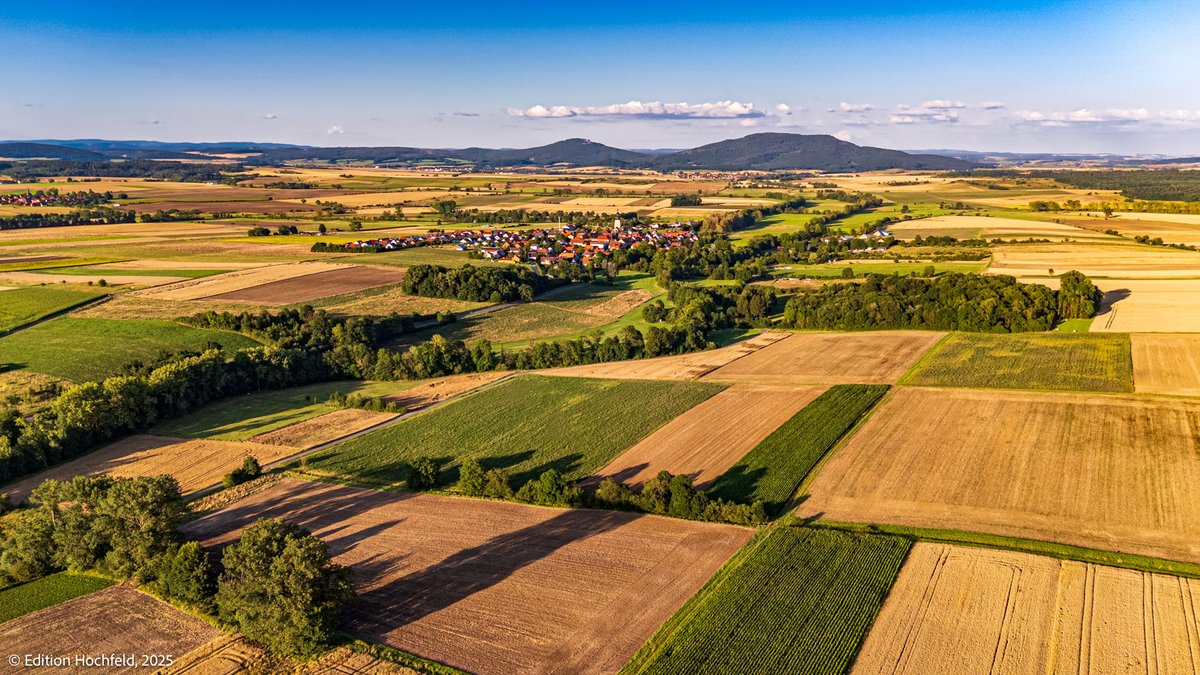 VHochfeld's tweet photo. Arbeit an Filmmaterial vom letzten Sommer - was eine herrliche, geradezu erotische Landschaft
#Grabfeld #Gleichberge #Milzgrund #Doku #Kulturlandschaft #NaturePhotography https://t.co/82Y1ValKZL