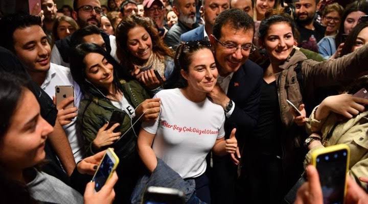 imamogluneyapti's tweet photo. “Genç Üniversiteli Desteği” Kapsamında Öğrencilere 2024-2025 Yılı Eğitim Öğretim Döneminde Yıllık 15.000 TL Burs Desteği Sağlıyor.

#İmamoğluNeYaptı 
@ekrem_imamoglu 
@istanbulbld https://t.co/J4CxNvSXr2