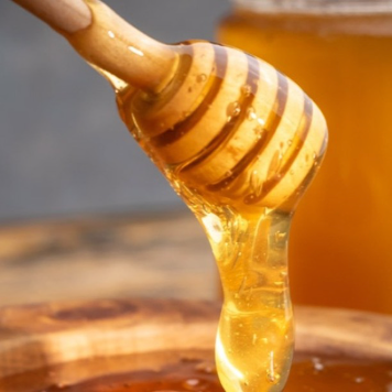 tasteny's tweet image. Start your week off right with some delicious local honey. 🍯 It's sweet, it's natural, and it's the perfect way to kickstart your Monday. Give it a try! #LocalHoney #SweetStart #MondayMotivation 🐝