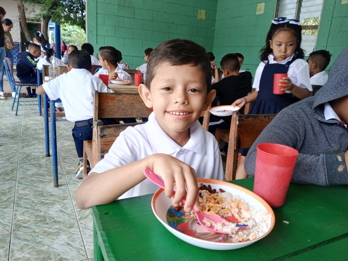 Arrancamos un nuevo año escolar garantizando que cada estudiante tenga lo necesario para aprender y crecer. Gracias al apoyo del Gobierno, la merienda escolar llega a cada mesa, asegurando una alimentación adecuada para un mejor rendimiento.