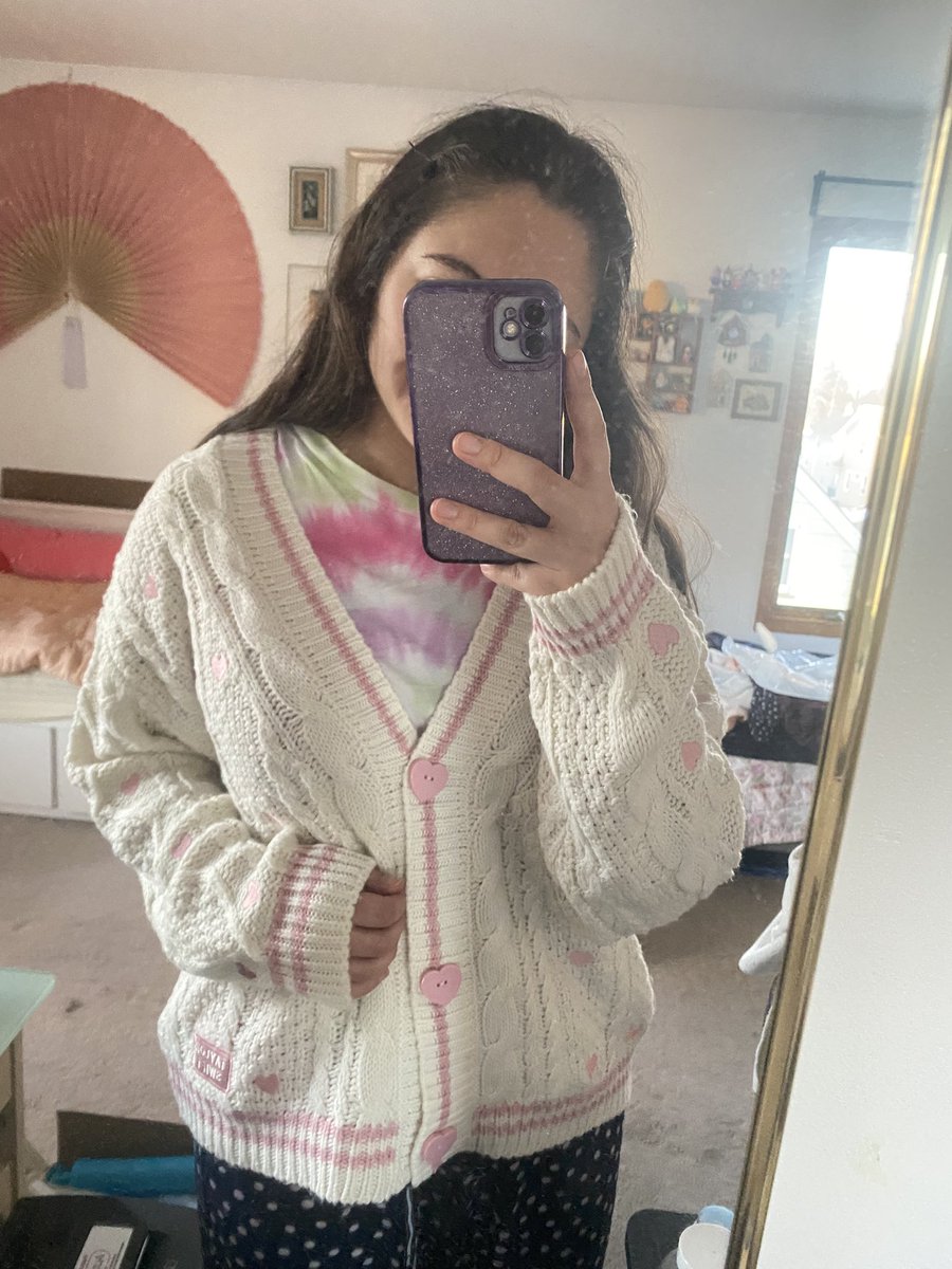CinthiaIntriago's tweet photo. Hoy me llegó mi Lover Cardigan💕 Es hermoso 🥰💕 #LoverCardigan #TaylorSwift https://t.co/4OGKkHGEMf