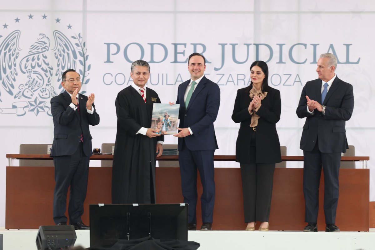 manolojim's tweet photo. Acompañamos a nuestro amigo el Magistrado Presidente @MiguelMery en el Informe Anual de Actividades del @PJCoah, donde se presentaron los avances en la impartición de justicia. ¡Felicidades por los resultados! (1/2) https://t.co/QU7fSwWJlC