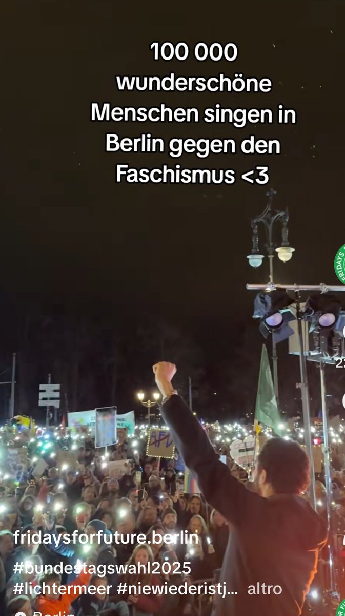 allenatorebis's tweet photo. In #Germania il popolo scende in piazza per dire no all'ascesa del partito nazifascista.
Immagini che nessun Tg vi farà vedere per paura che li prendiate a modello.
#AntifascistaSempre!! https://t.co/Sjh47KB5Jn