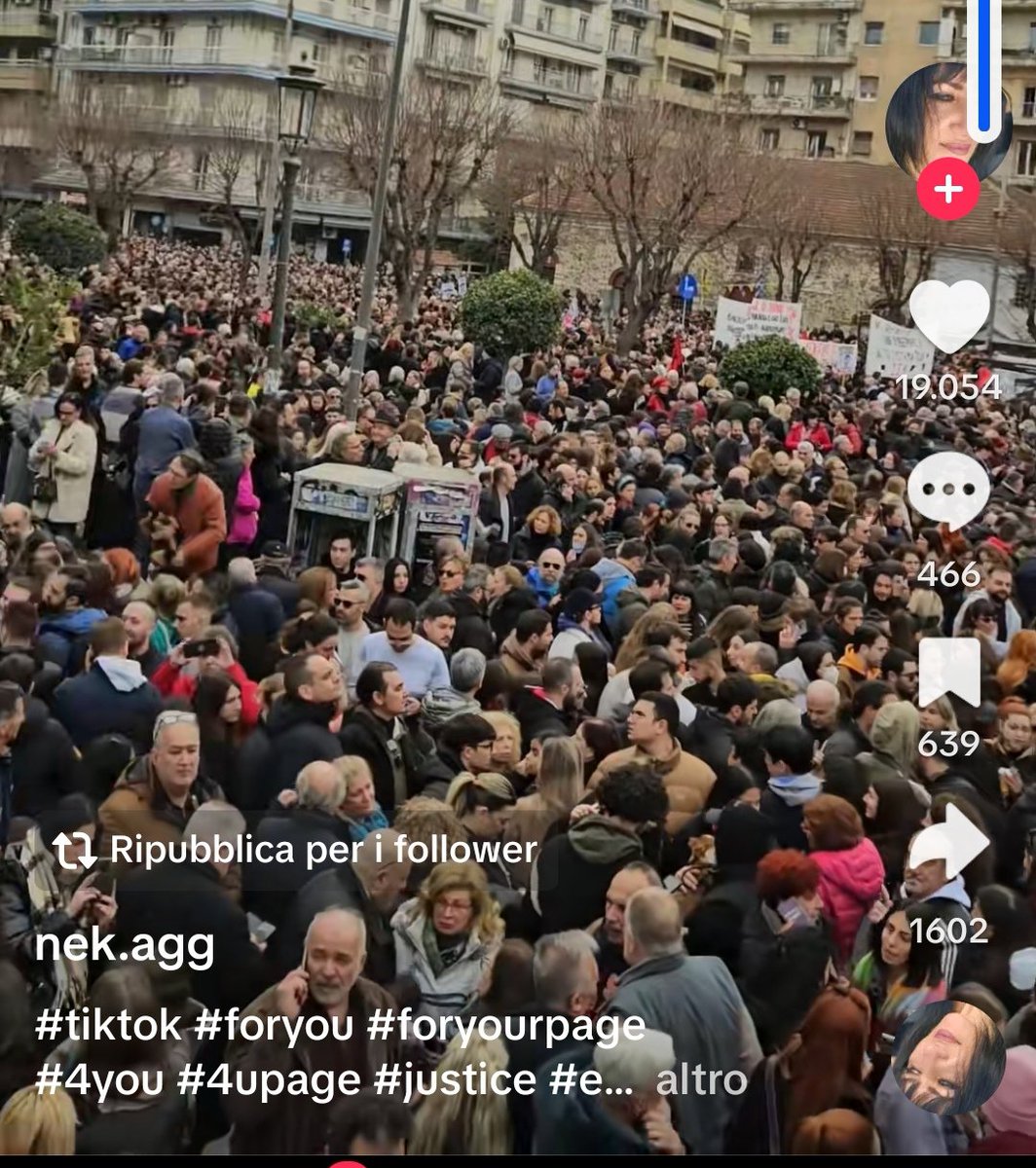 allenatorebis's tweet photo. In #Germania il popolo scende in piazza per dire no all'ascesa del partito nazifascista.
Immagini che nessun Tg vi farà vedere per paura che li prendiate a modello.
#AntifascistaSempre!! https://t.co/Sjh47KB5Jn