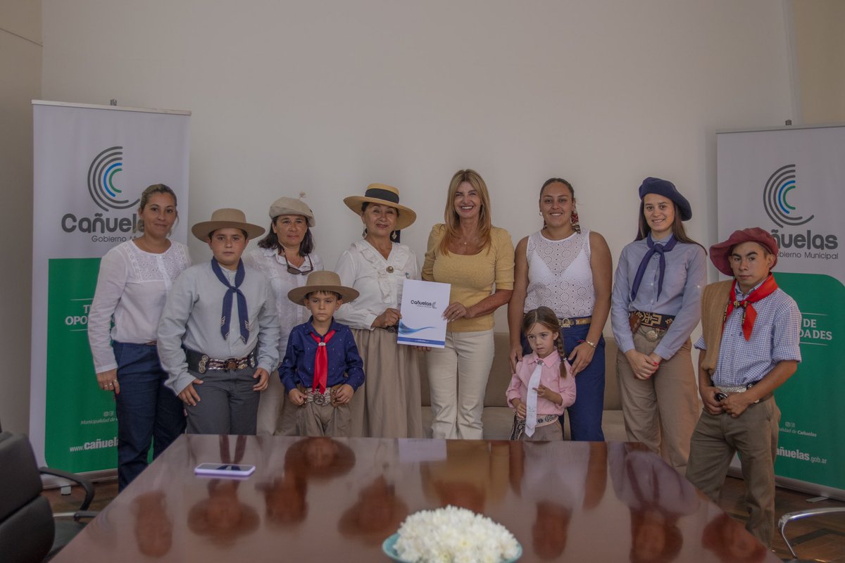 marisafassi's tweet photo. Hoy entregué un reconocimiento municipal al Centro Tradicionalista “Riendas de Uribelarrea”, destacando su labor en la difusión de la cultura criolla y la preservación de las costumbres que nos representan como pueblo. https://t.co/fzKZKtc6hV
