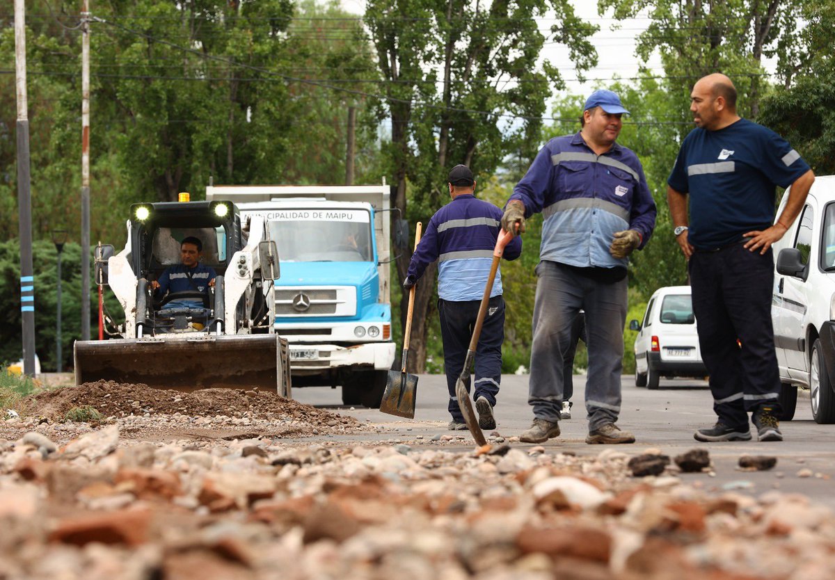 MatiasStevanato's tweet photo. Tras la tormenta sin precedentes que afectó a Maipú, desplegamos un intenso operativo en los distritos más afectados. Seguiremos trabajando durante toda la jornada para resolver los problemas y asistir a las familias damnificadas. https://t.co/wR0fqI0gLg