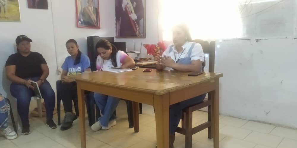 #27Enero Coordinacion Municipal Anyis Seijas , 
en reunión con Sistemas de Misiones ,Municipio El Socorro .
<a href="/NicolasMaduro/">Nicolás Maduro</a> 
<a href="/HectoRodriguez/">Héctor Rodríguez C.</a> 
<a href="/MisinRobinsonP2/">Misión Robinson</a> 
@MPPEDUCACION 
<a href="/guarico_mision/">Misión Robinson_Guarico</a> 
<a href="/gladisarevalo/">Gladis Arevalo</a>