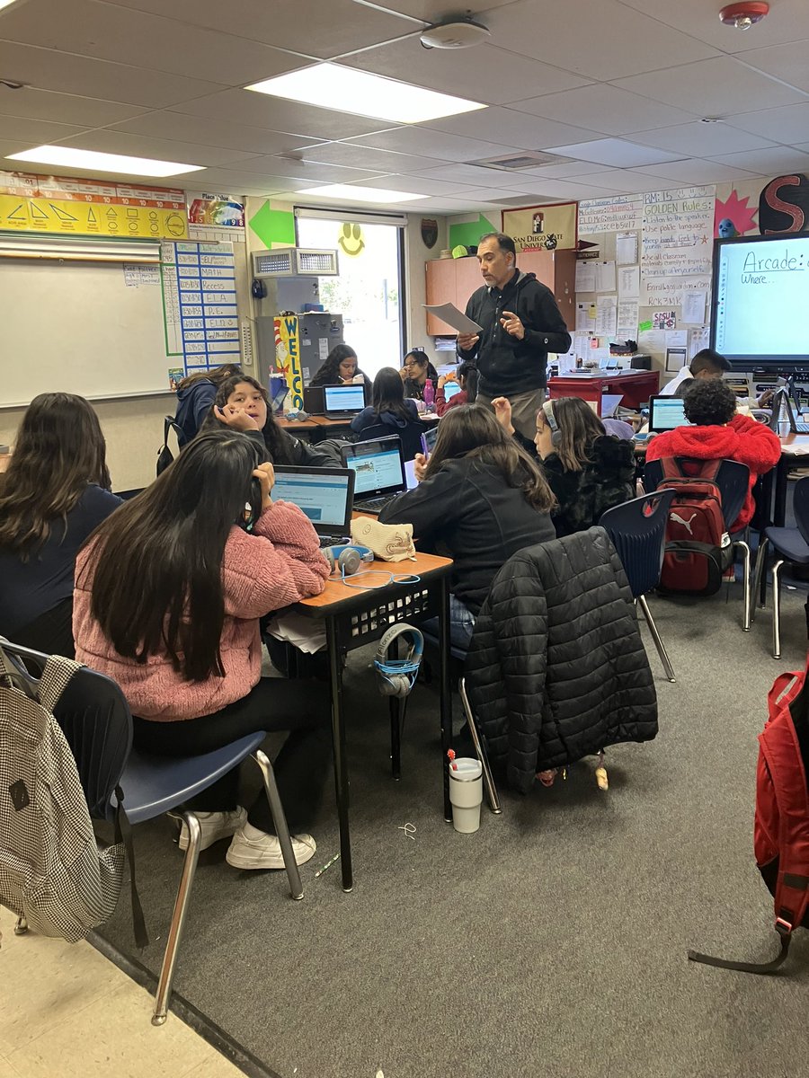 MariaPreci17531's tweet image. Pence 6th grade students working on gathering textual evidence during language arts. @sbusd_news #pencepenguins 
@Supt_SBUSD