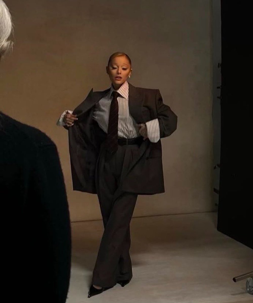 the suit ?! Ariana looks so good omg🙂‍↕️