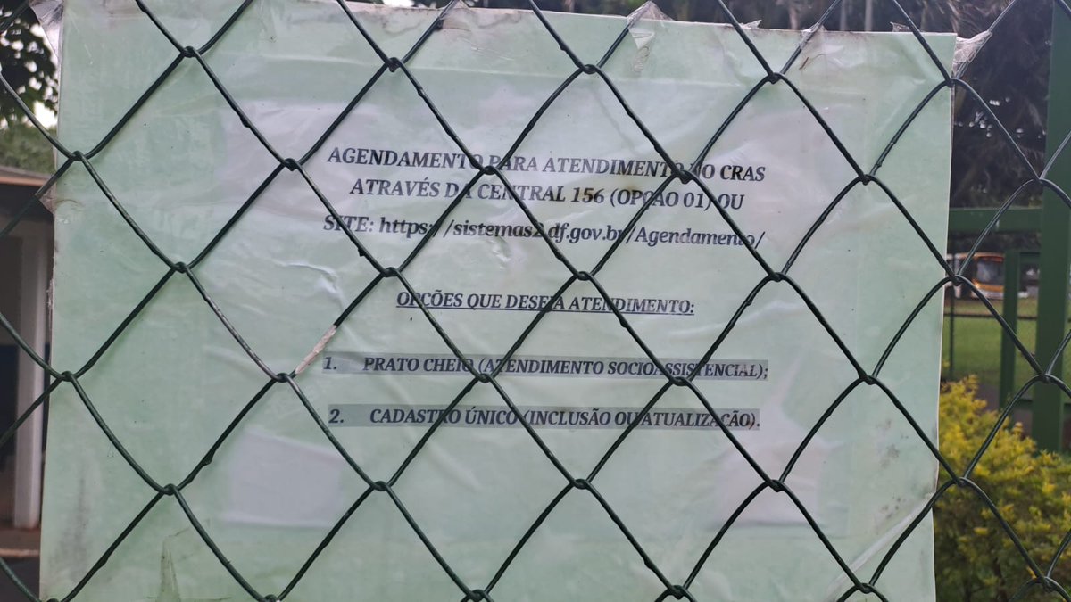 victorLsilva's tweet photo. O CRAS no setor central do Gama, apesar do horário de funcionamento ser até às 17h, estava com as portas fechadas hoje às 16h40. Falaram que são distribuídas apenas 24 senhas por turno, o que dificulta muito aos idosos para requerer a sua carteirinha. #df2 https://t.co/KHCUDSenC6