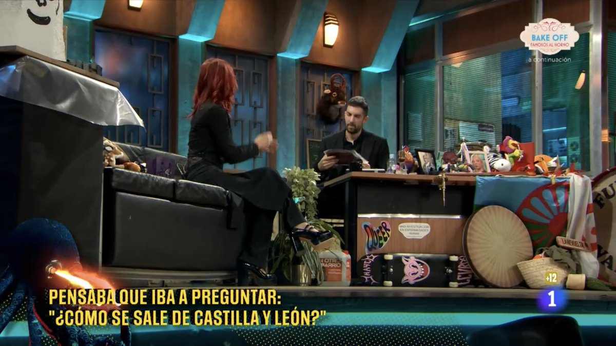 CGSobrin's tweet photo. Maravilla el rótulo con la visita de @Astro_SaraG 😂 #LaRevueltaTVE https://t.co/aTNCIh9Sn6