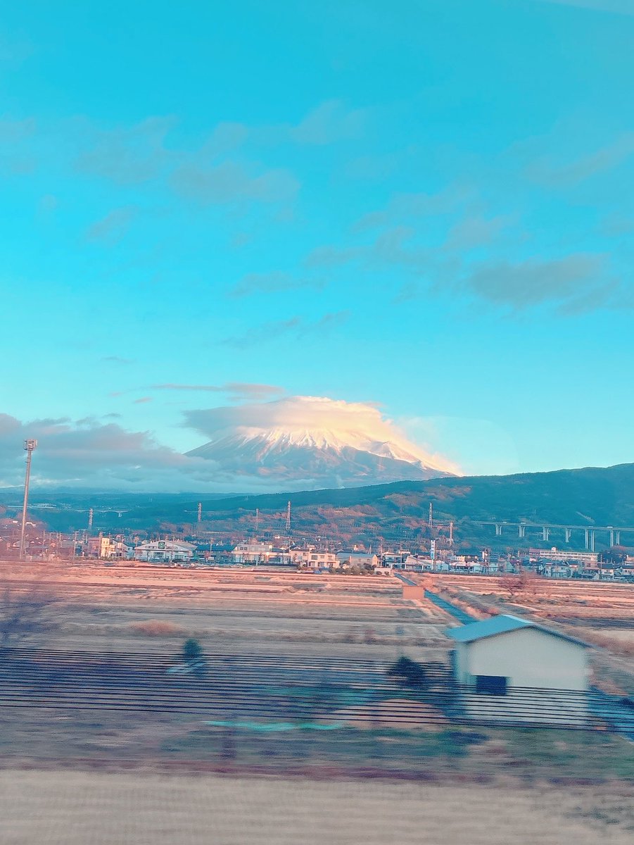 今日は東京に出張です。
雲に覆われた富士山がとても幻想的で、美しい景色に癒されました。
出張のたびに、富士山が「行ってらっしゃい」と見送ってくれているように感じるのは、私だけでしょうか？
富士山の存在は、いつも心強いです。

#出張 #富士山 #幻想的な風景 #日本の象徴 #心強い #東京