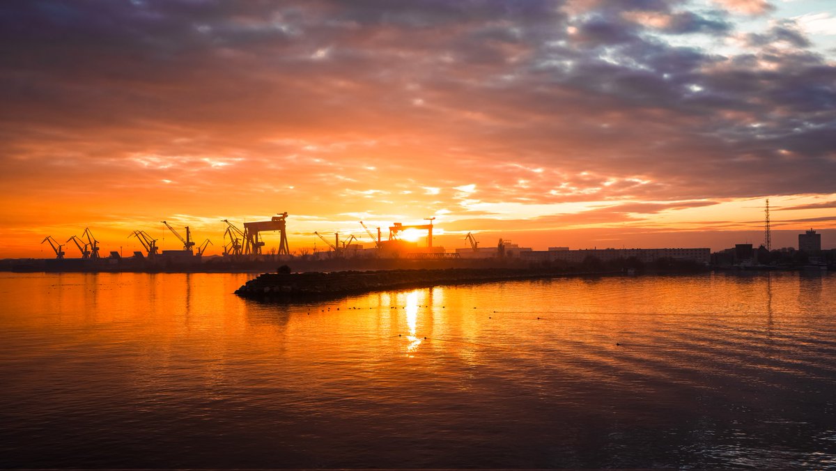 xoxox9478's tweet photo. #mangalia
 #sunriseoftheday #sunrisenofilter #sea #romania #birdsfly #waves #clouds  #sunrise_lovers #focusonsunrise #nofilter #mangalia  #sunrisesky #reflections #quietplace #sunrise_pics #focus #beforesunrise #blacksea #flyinthesunrise #beautifulsky #morefreedom #seaandsunrises https://t.co/YYI3YGbr66