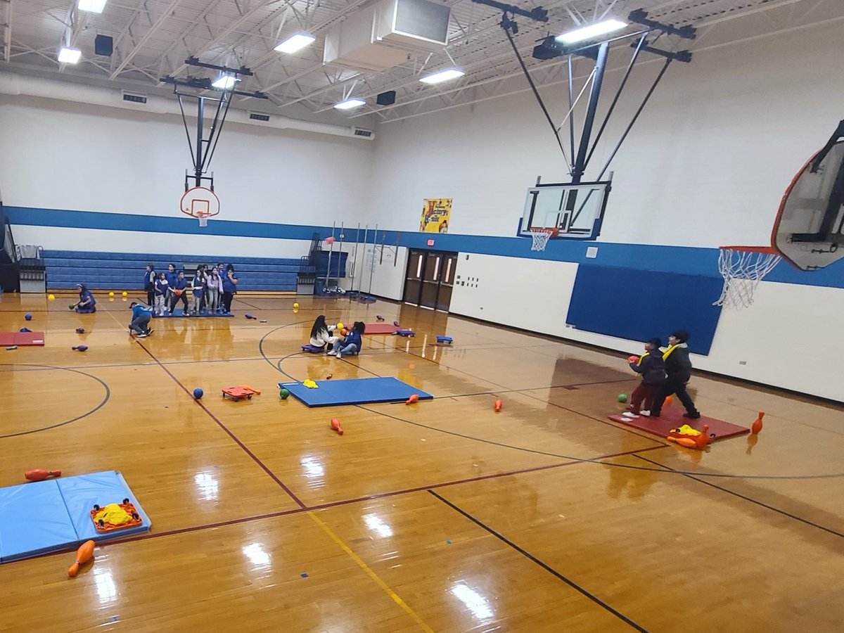 IHES_Chiefs's tweet photo. 🚢⚓ This week in P.E., students are playing Battleship! Each player is working on their throwing form to sink the other teams’ boats by knocking down pins. 🏴‍☠️ Every team had their own scuba diver to retrieve cannonballs for the battle! #IndianHill116 #futurepanthers #WeAreRL https://t.co/puAoL4qqNL