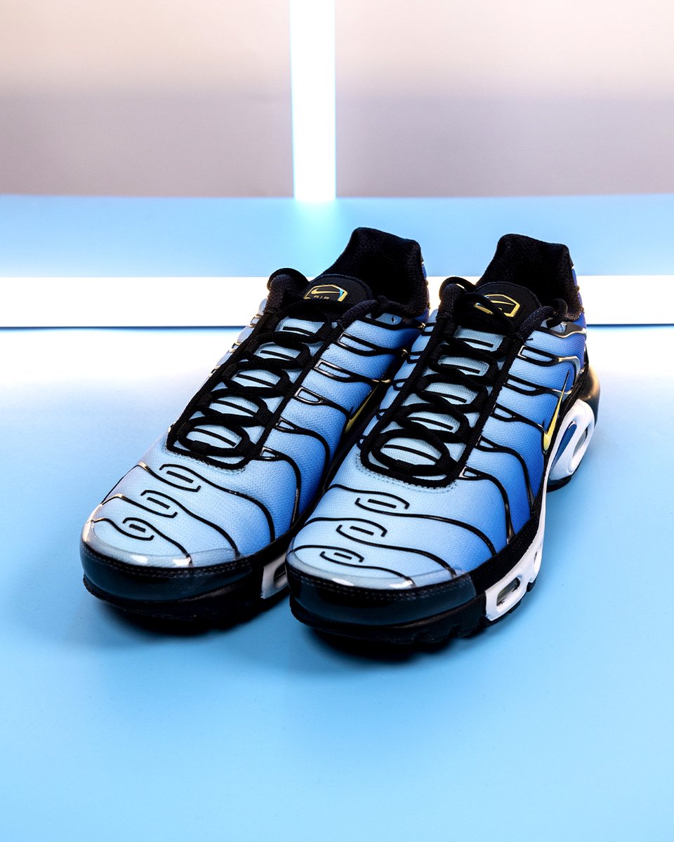 topsnbottomsusa's tweet image. Air Max Plus OG 'Hyper Blue' is now available online and in-store. Don’t miss this iconic drop - shop now! 💙🔥 

#AirMaxPlus #HyperBlue #NikeAirMax #Sneakerheads #StreetwearStyle #TopsAndBottomsExclusive #KickGameStrong