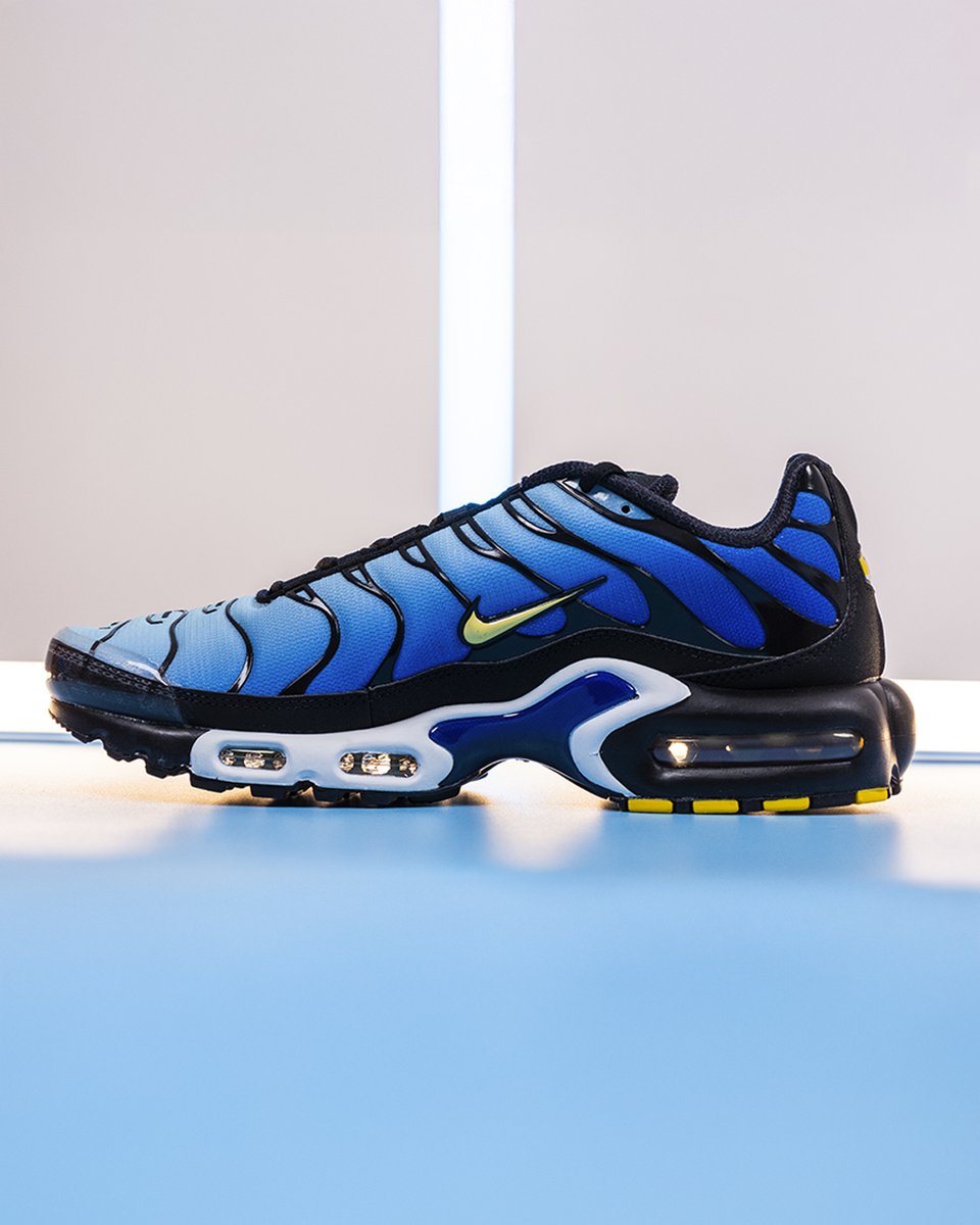 topsnbottomsusa's tweet image. Air Max Plus OG 'Hyper Blue' is now available online and in-store. Don’t miss this iconic drop - shop now! 💙🔥 

#AirMaxPlus #HyperBlue #NikeAirMax #Sneakerheads #StreetwearStyle #TopsAndBottomsExclusive #KickGameStrong