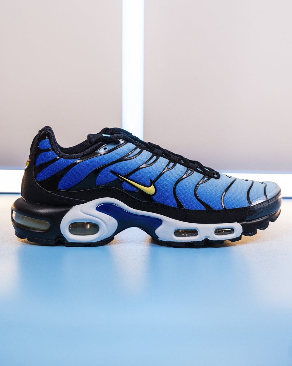 topsnbottomsusa's tweet image. Air Max Plus OG 'Hyper Blue' is now available online and in-store. Don’t miss this iconic drop - shop now! 💙🔥 

#AirMaxPlus #HyperBlue #NikeAirMax #Sneakerheads #StreetwearStyle #TopsAndBottomsExclusive #KickGameStrong