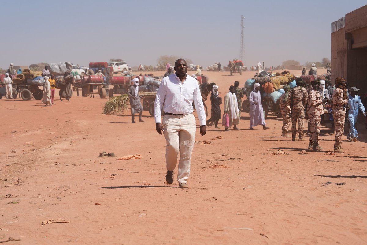 UKinChad's tweet photo. Lors de sa  visite au Tchad🇹🇩 , @DavidLammy, chef de la diplomatie britannique🇬🇧, en compagnie de @Akoulamallah s'est rendu à Adré, frontière Tchad-Soudan,pour constater l'ampleur de la crise humanitaire. Il a affirmé : "The UK will not let Sudan be forgotten."

#GoFarGoTogether https://t.co/5D2L2lFVZD