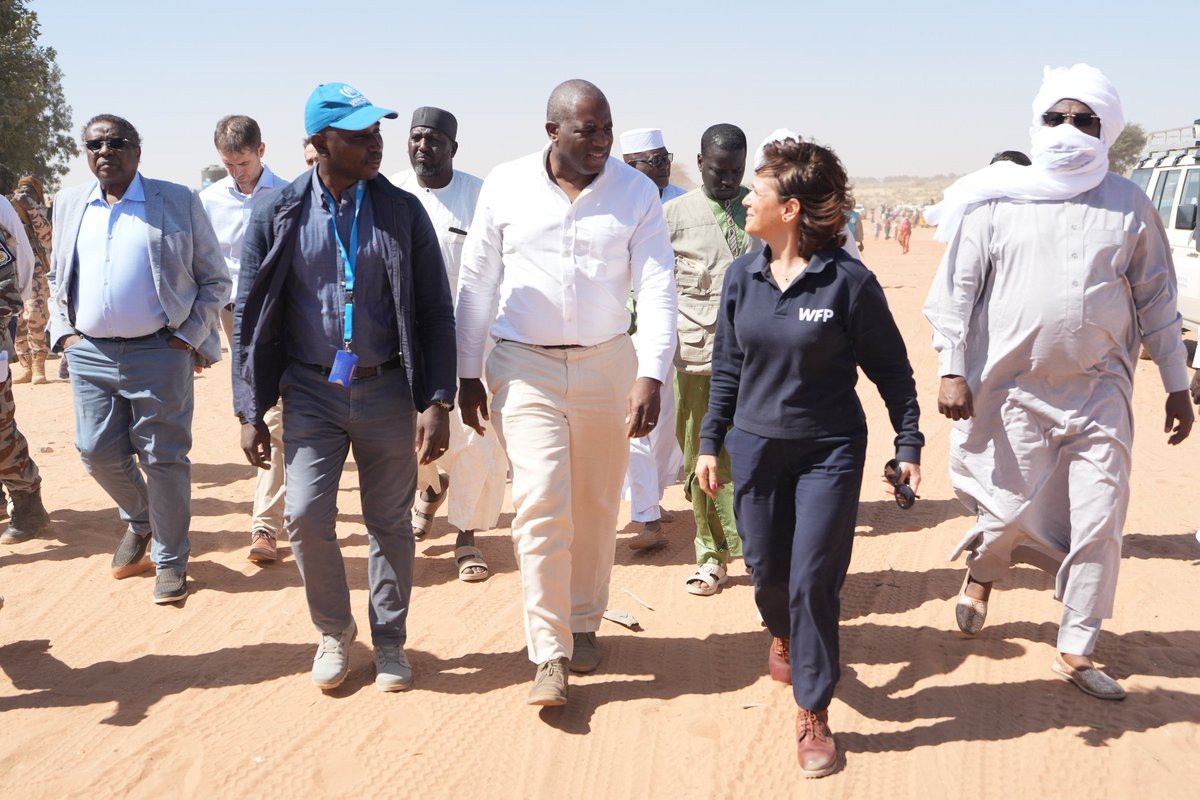 UKinChad's tweet photo. Lors de sa  visite au Tchad🇹🇩 , @DavidLammy, chef de la diplomatie britannique🇬🇧, en compagnie de @Akoulamallah s'est rendu à Adré, frontière Tchad-Soudan,pour constater l'ampleur de la crise humanitaire. Il a affirmé : "The UK will not let Sudan be forgotten."

#GoFarGoTogether https://t.co/5D2L2lFVZD