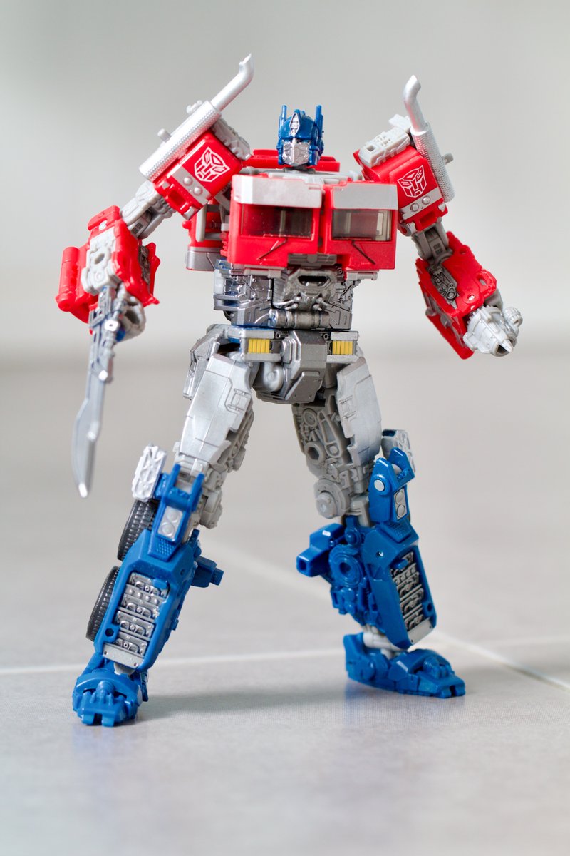 Finally! Despite some of the flaws, I'm really liking this figure. As is typical, it feels like it's 1-2 steps of paint apps away from finished.

I find the key is to apply sparingly to maintain a toy aesthetic and playability.

RotB SS-102 Optimus

#transformers
#toyphotography