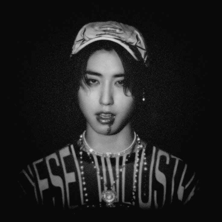 Au Minsung    "Darkness"

Un mundo donde la sociedad está dividida en tres civilizaciones que han aprendido a adptarse a un ambiente postapocalíptico.

¿Como puede el encuentro entre M1nho y J1sung un zombie consciente, redefinir el destino de todos?

"Necesito que confíes en mi"