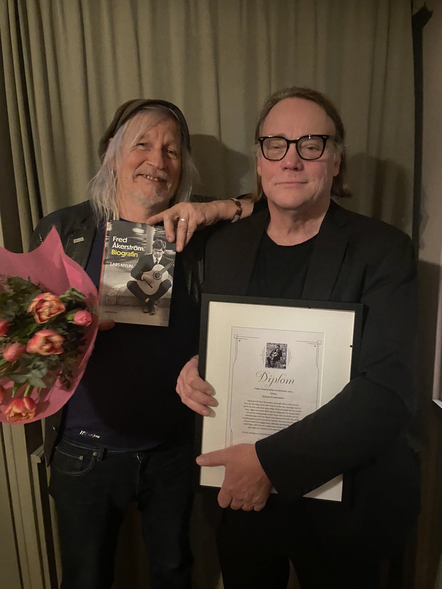 Ikväll fick jag Fred Åkerström-stipendiet! Vilken lirare, vilken stjärna i det svenska kulturarvet han var!
Ochså fick jag ochså Lars Nylins nyskrivna Åkerströmbiografi, som jag iofs redan läst. Asbra, läs den! Tack Lars Nylin och Cajsa Stina Åkerström. ❤️✊!