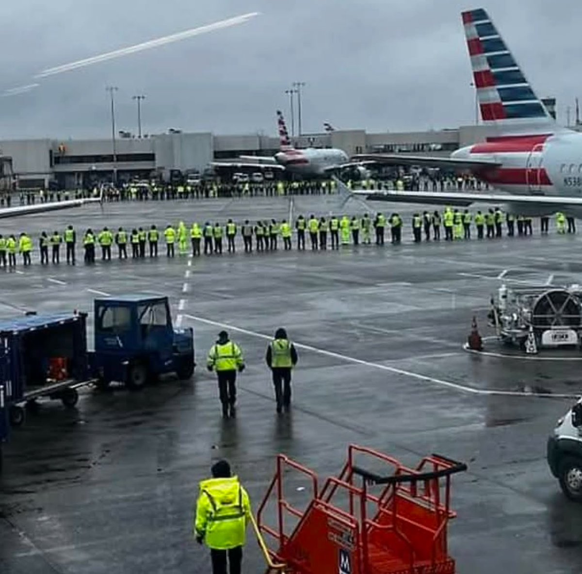 Mrgunsngear's tweet photo. American Airlines employees gathered on the tarmac of Charlotte International Airport to pay respect to a ramp agent who was killed in an accident this morning.  

I’m a former ramp agent at that airport and know several of the people in this photo; never thought I’d see this there…

Stay safe out there folks ✈️