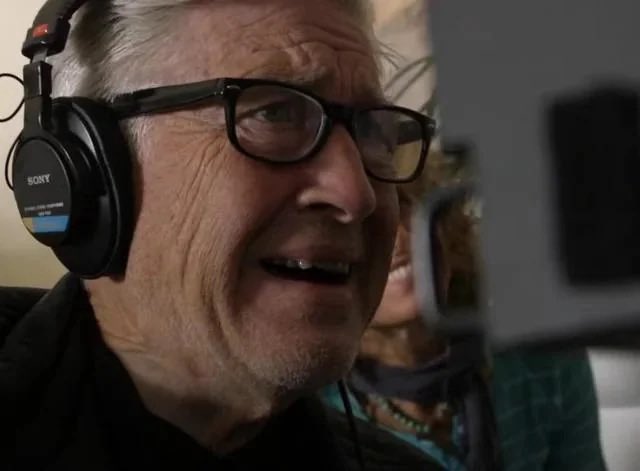 _physicalmedia's tweet photo. I’ve decided that if you wear AirPods Max, you’re a fucking loser but if you wear SONY MDR-7506s you’re fucking cool. 

cheers. https://t.co/2VvQniBlcd
