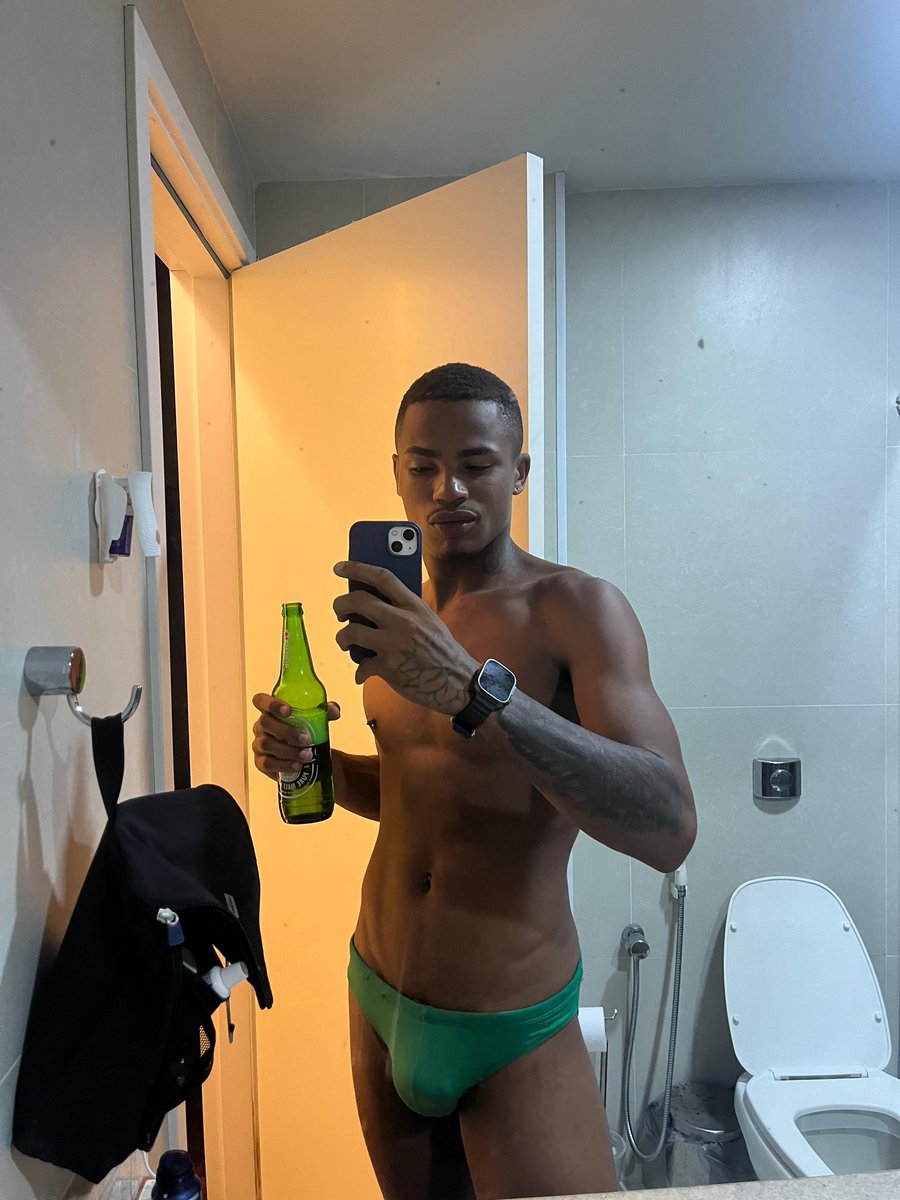 thaylonpreto's tweet photo. Só uma ducha e uma Heineken nesse calor💚🥵 https://t.co/v4JOnnTvWM